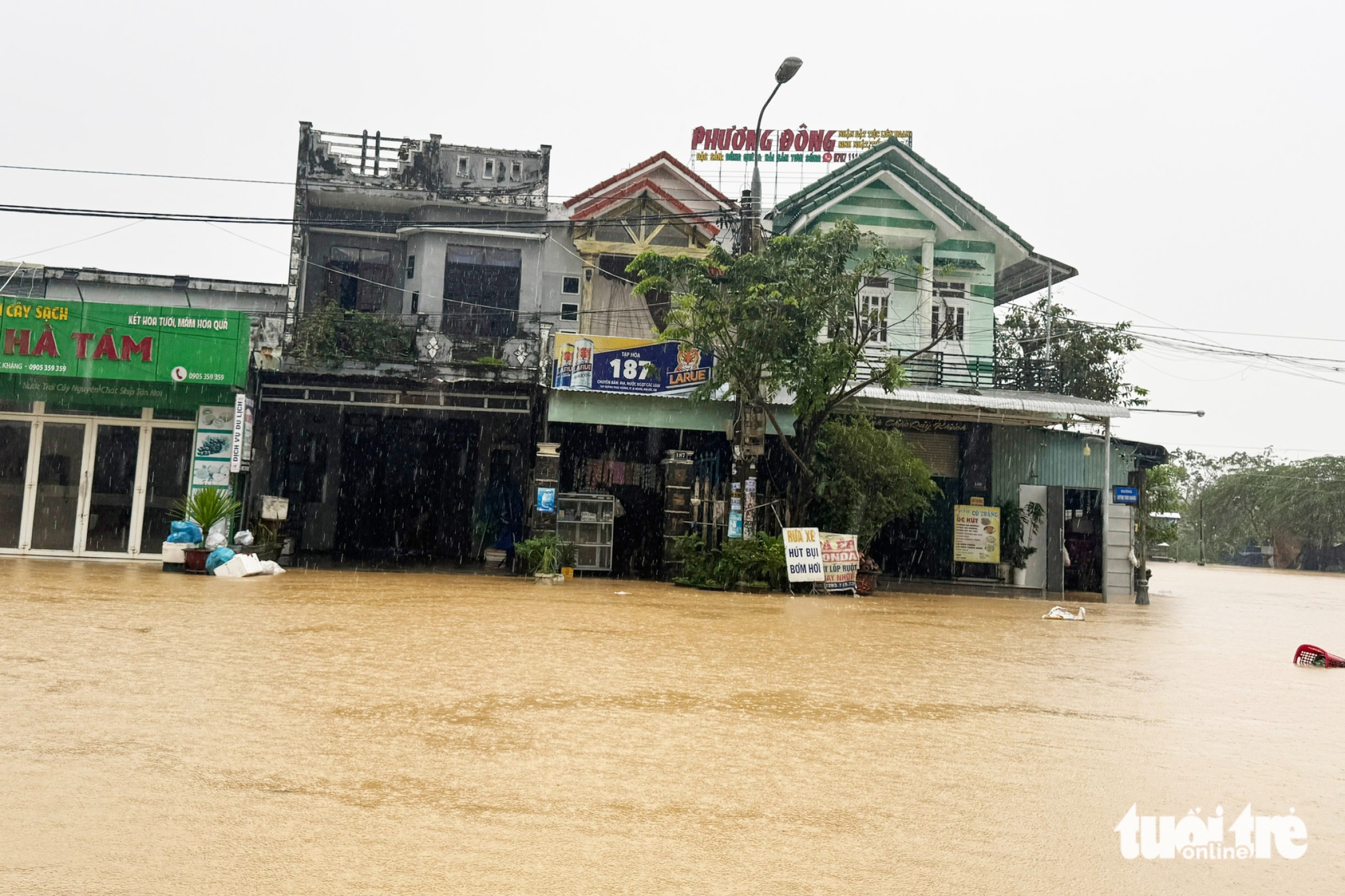 武嘉河洪水汹涌,商铺深陷,民众将汽车开上桥梁避洪